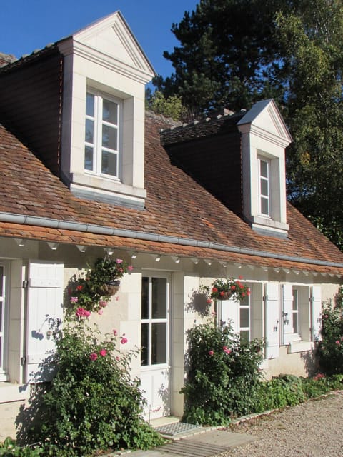 La Ménagerie Cottage - Main Facade with two dormer windows