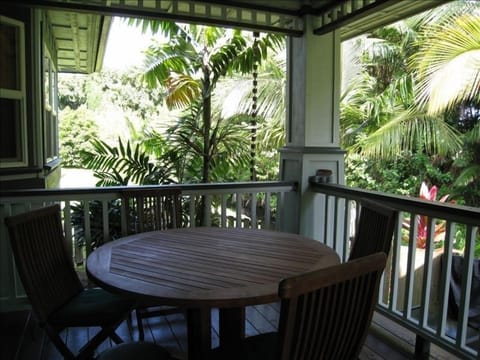 Outdoor dining on the lanai