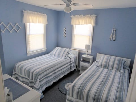 Bedroom 2 with twin beds