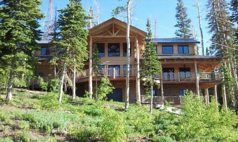 LUXURY LOG HOME HAS EVERYTHING!! 1 MIN TO SLOPES! 5 BDR 4 BATH SLEEPS 20 GAME RM