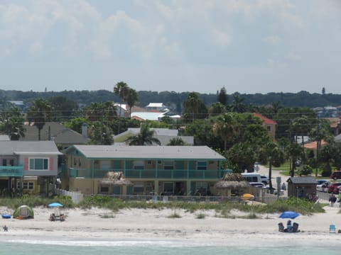 Beach nearby, sun loungers, beach towels