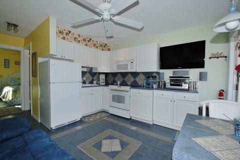 Living/ full kitchen room, with entertainment center & free Wi-Fi