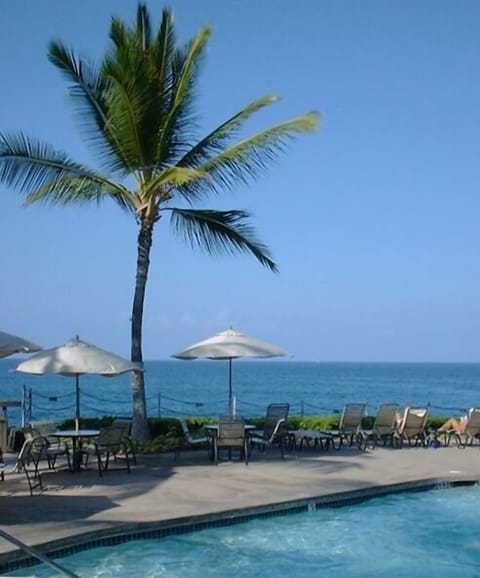 Palm, pool and sea--oceanfront at Kanaloa