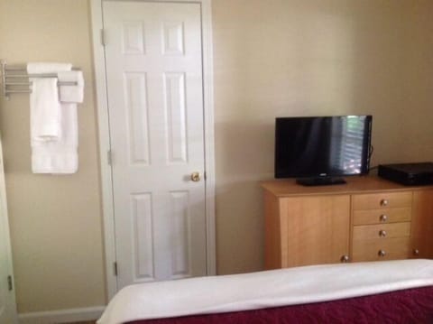Desk, iron/ironing board, WiFi, bed sheets