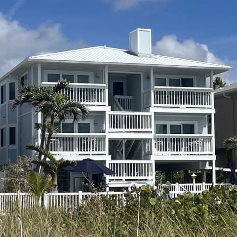Small complex directly on beach