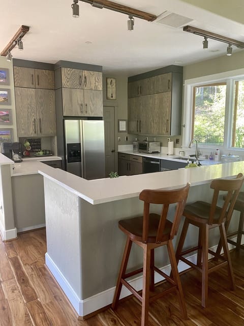 Lots of kitchen gadgets for your cooking pleasure.