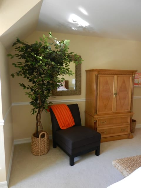 bedroom sitting area