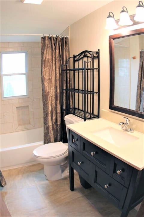 Bathroom | Combined shower/tub, hair dryer, towels, toilet paper