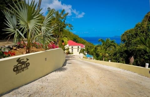 Beach nearby, sun loungers, beach towels