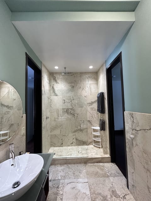 Combined shower/tub, hair dryer, bidet, heated floors
