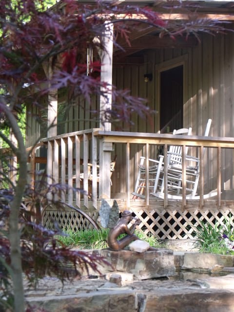Front porch of The Cabin Retreat