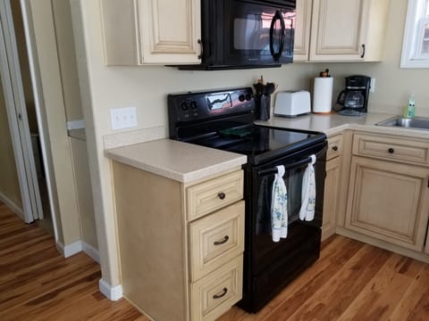 Full-size fridge, microwave, oven, stovetop