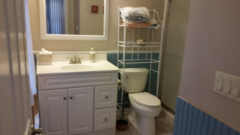 Combined shower/tub, towels, soap, toilet paper