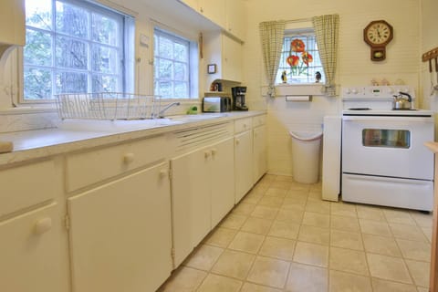 Another view of the kitchen.