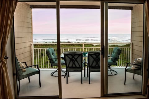Coffee in the morning and evening meals with this magnificent oceanfront view!