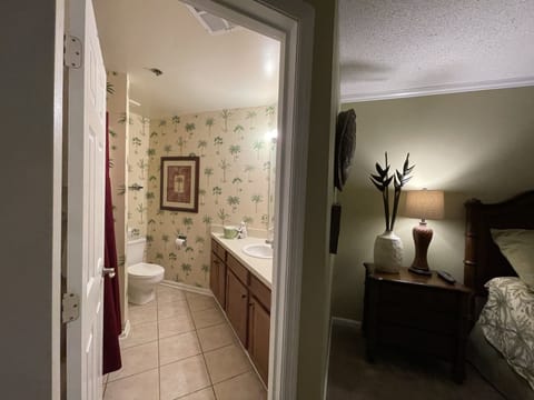 Combined shower/tub, jetted tub, hair dryer, towels