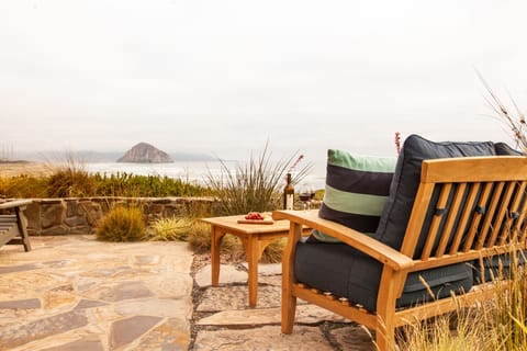 Enjoy bites and drinks al fresco!