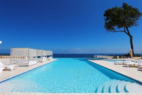 Outdoor pool, an infinity pool