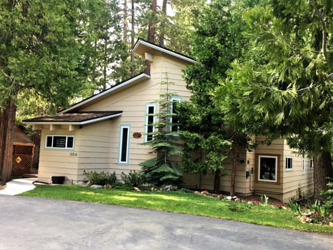 Great Location with plenty of room to park - just one block to beach area & Lake