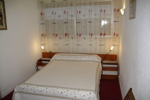 2 bedrooms, iron/ironing board, travel crib, wheelchair access