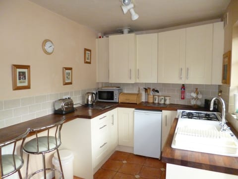 Well equipped kitchen with Breakfast Bar