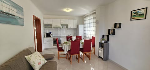 Apt Hibiscus open plan living/dining and kitchen area