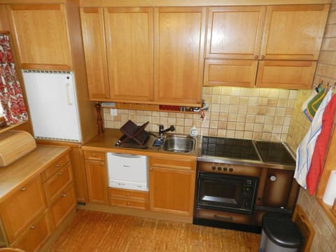 Cabinetry, Property, Kitchen Sink, Countertop, Kitchen, Wood, Sink, Kitchen Appliance, Home Appliance, Flooring