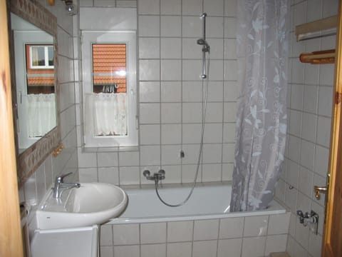 Combined shower/tub