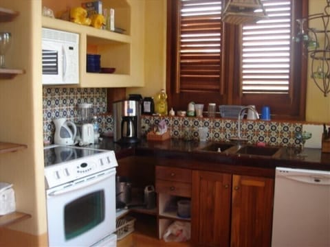 Fully equipped kitchen w/5gal fresh water dispenser and full laundry facilities 