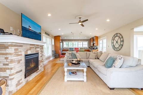 Top Floor Open Family Room/Kitchen