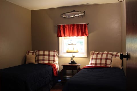 Guest bedroom outfitted with two twin beds