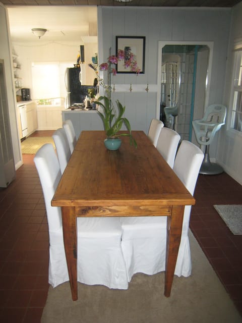 Dining area seats 6 comfortably