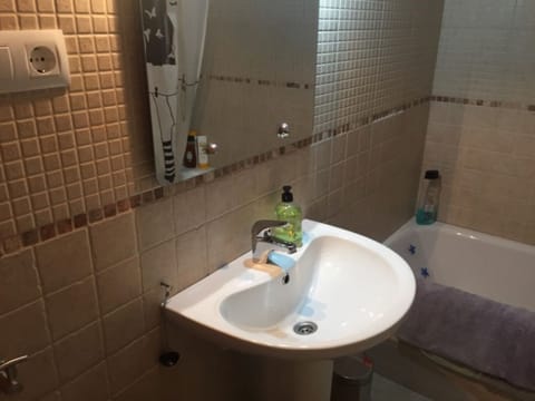 Combined shower/tub, hair dryer, towels