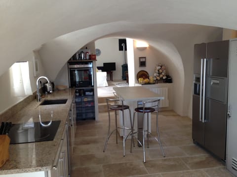 Vaulted kitchen with American fridge/freezer