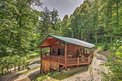 Bryson City Vacation Rental | Studio | 1BA | 792 Sq Ft | Stairs Required