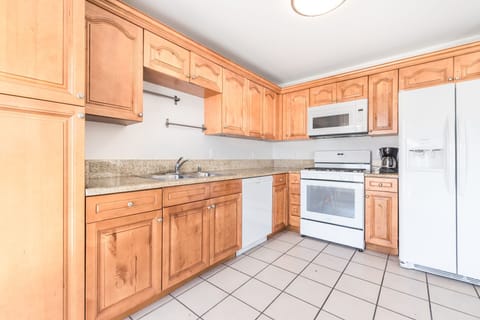 Kitchen is stocked with dishes, cooking, baking and meal prep gear. All standard large and small appliances included. Guests must provide their own food, drinks, spices, and condiments.
                