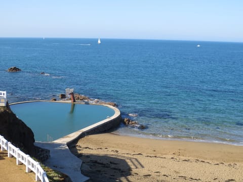 Beach nearby, sun loungers