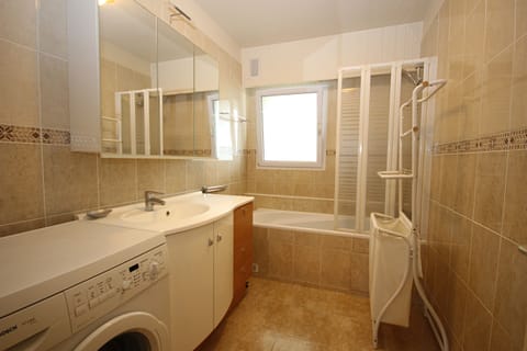 Combined shower/tub, hair dryer, bidet, towels