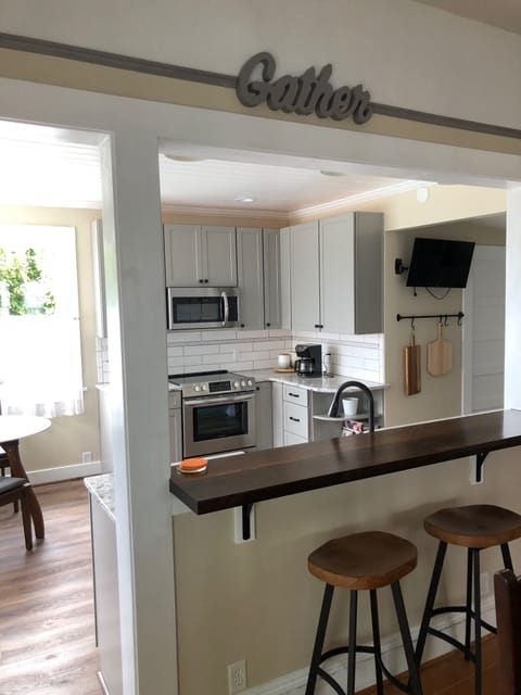 Sitting bar for four between dining room and kitchen