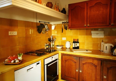 The well-equipped kitchen