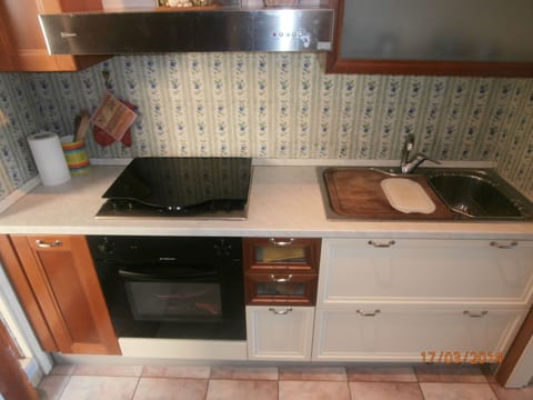 Fridge, oven, stovetop, coffee/tea maker