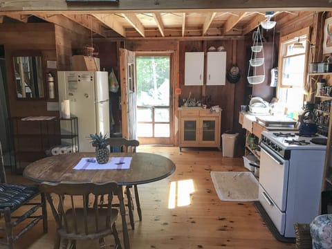 Fridge, oven, stovetop, coffee/tea maker