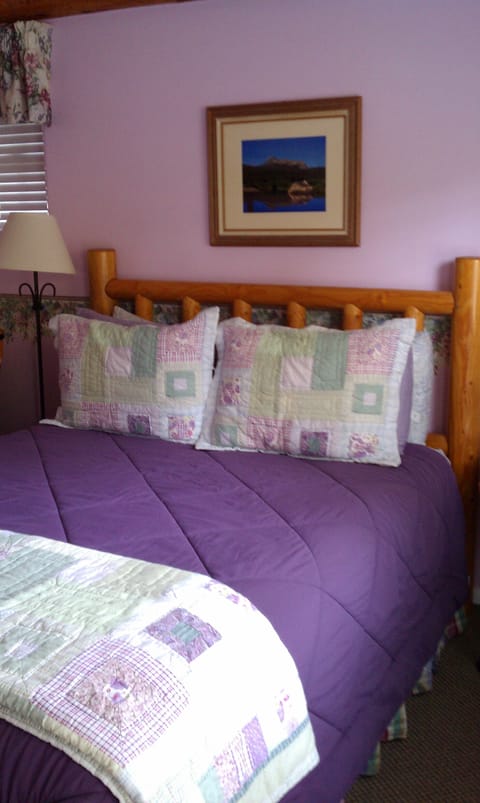 Tuolumne Meadows Room 1 queen bed