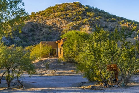 Drive up to your PRIVATE CASITA. 1 MILE FROM CENTER OF WICKENBURG!