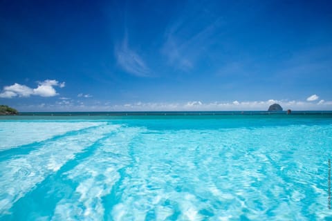 Beach nearby, sun loungers, beach towels