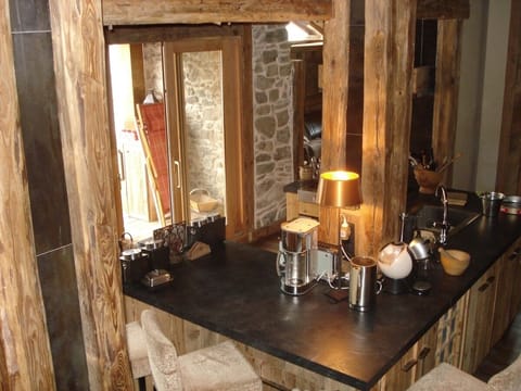 Open plan kitchen and its counter, very nice to enjoy your breakfast