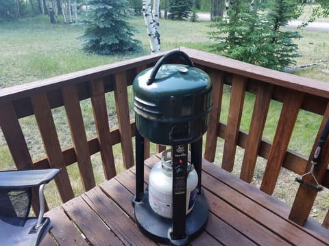 BBQ grill on side deck