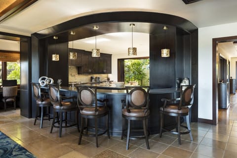 SPACIOUS CHEF'S KITCHEN WITH COUNTER SEATING