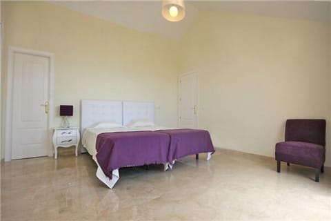 1 bedroom, iron/ironing board, free internet, bed sheets