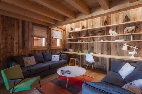 Lounge, library corner